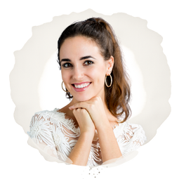 Foto de Mariana López como dama de honor dentro de una invitación digital