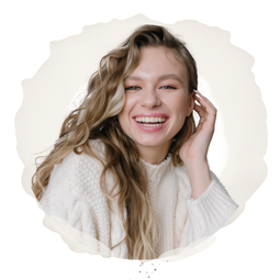 Foto de Sofía Torres como dama de honor dentro de una invitación digital