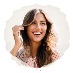 Foto de Gabriela Jiménez como dama de honor dentro de una invitación digital