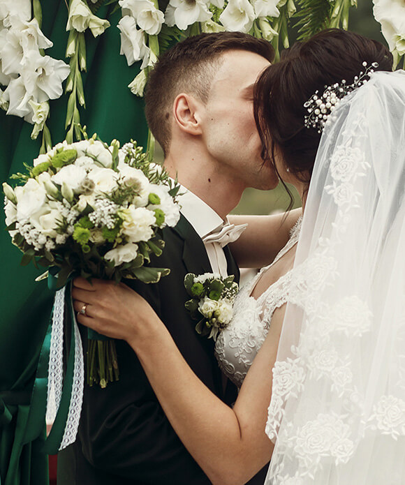 Pareja de novios en una invitación digital para bodas