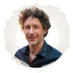 Foto de Carlos Mendoza como best men dentro de una invitación digital