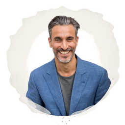 Foto de Marco Ríos como best men dentro de una invitación digital