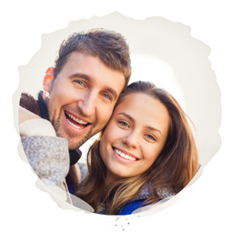 Foto de los padrinos de anillos dentro de una invitación digital