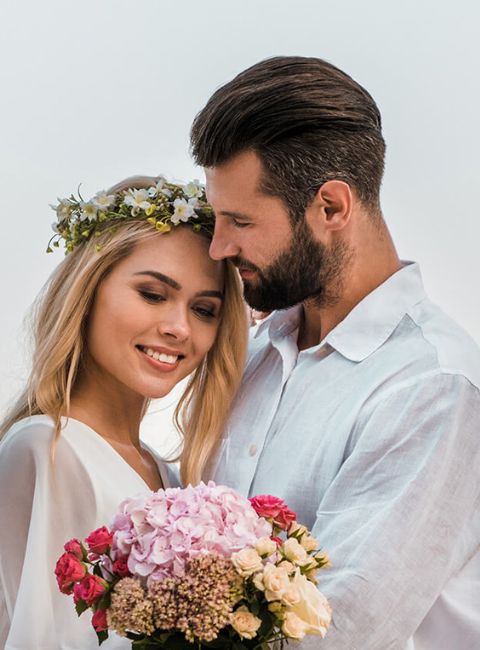 Pareja de novios dentro de su invitación digital